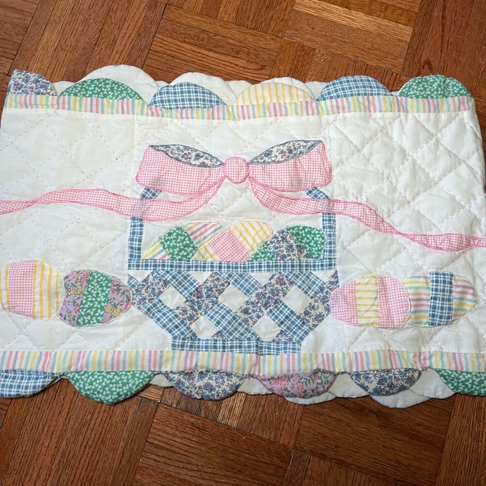 Vintage Easter Basket Scalloped Quilted Cloth Placemats and table Runner - Picture 10 of 15